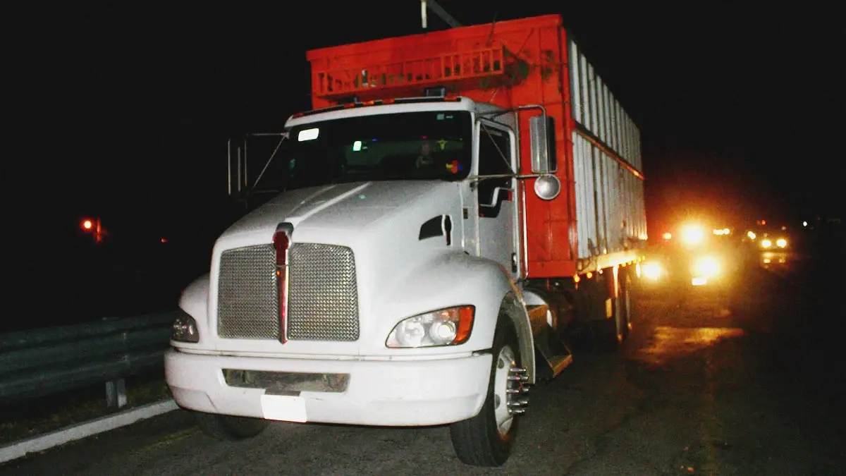 Secuestran a choferes de tráileres que transportaban pipas de gasolina en Zapotlán de Juárez