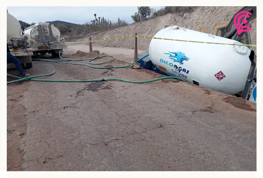 Pipa de gas LP sufre volcadura en la carretera Pachuca-Huejutla; provoca fuga