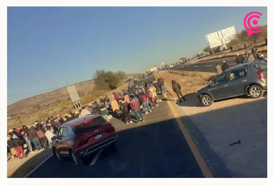 Bloquean la carretera México-Laredo, en Xuchitlán; exigen liberación del secretario general de San Salvador