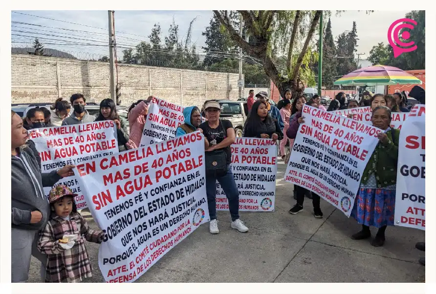 Protestan afuera de oficinas de CAASIM por falta de agua potable en Pachuca