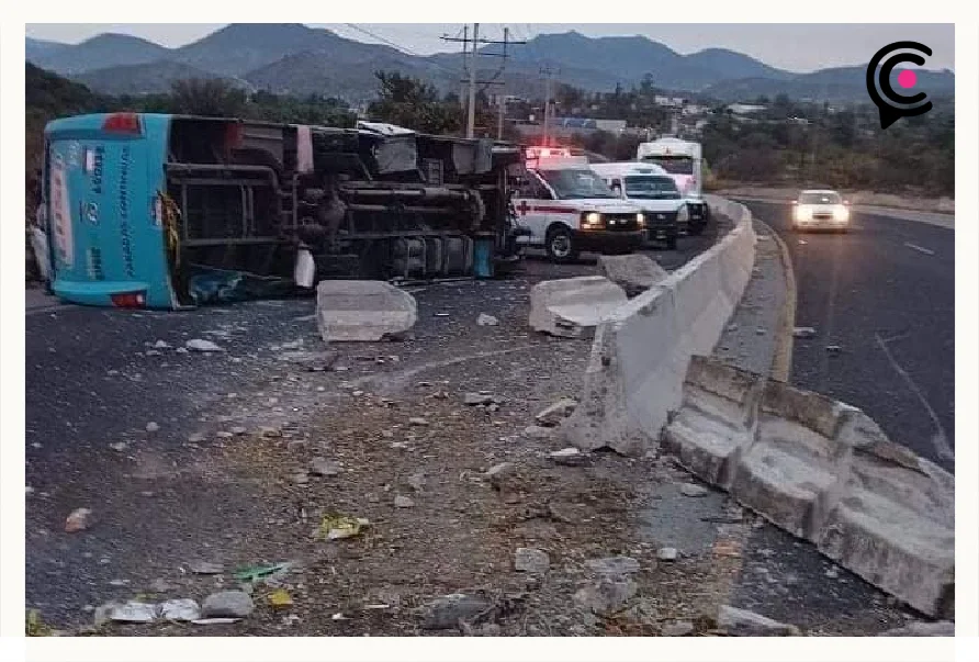 Volcadura de camión deja un saldo de alrededor de 12 pasajeros heridos en Chilcuautla, Hidalgo.