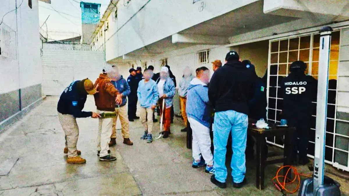 Realizan operativo sorpresa en Cereso de Tulancingo; aseguran drogas, aparatos y armas blancas