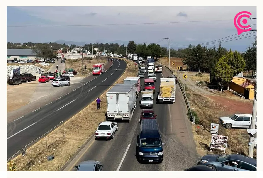 Bloquean carretera Pachuca–Huejutla por falta de agua en Atotonilco el Grande