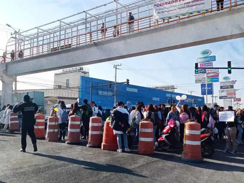 Alumnos realizan bloqueo en la carretera México-Pachuca por explosión en la Universidad Tecnológica de Tecámac