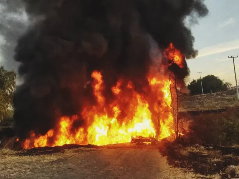 Hallan persona calcinada en explosión de toma clandestina de huachicol en Hidalgo.