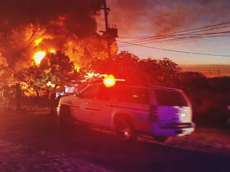 Se incendia corralón de autos confiscados a huachicoleros en Santiago Tulantepec