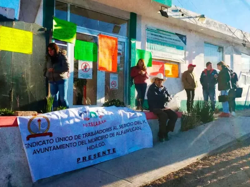 Trabajadores sindicalizados toman Ayuntamiento de San Agustín Tlaxiaca para exigir mejoras salariales