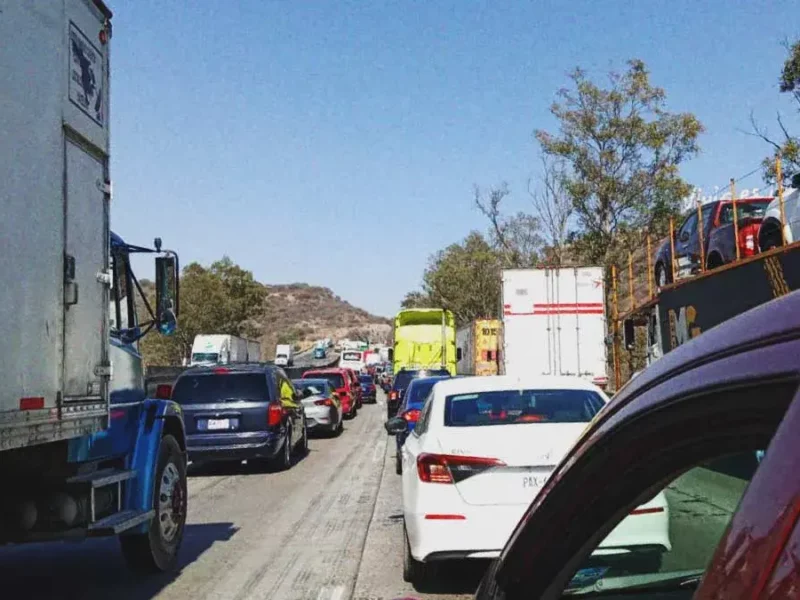 Choque de tráileres en autopista México-Querétaro a la altura de Tepeji del Río bloquea circulación