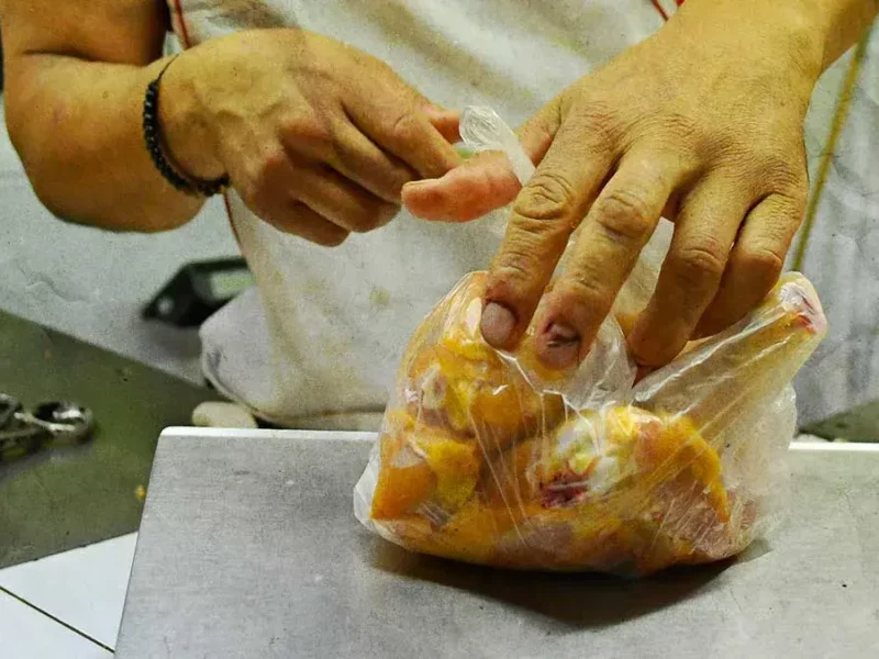 Para evitar brote de Guillain-Barré, prohíben venta de pollo y pescado sin refrigeración en Hidalgo