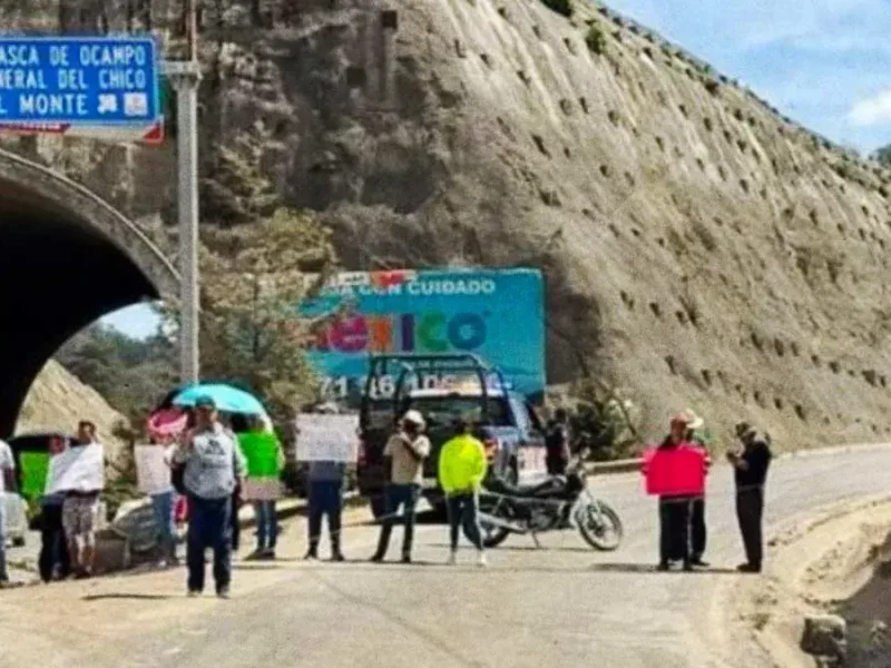 Pobladores de Real del Monte bloquean Corredor de la Montaña; exigen obras y agua potable