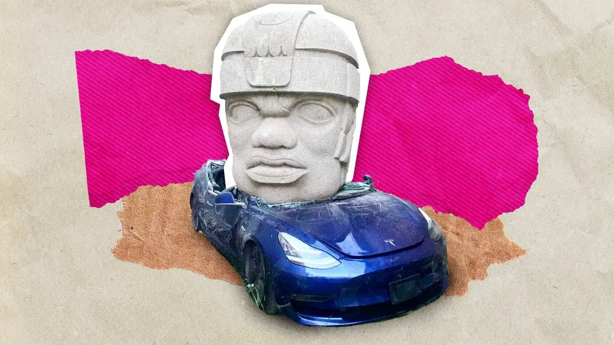 Aparece un Tesla aplastado por una cabeza Olmeca en CDMX; es obra de artista de Hidalgo  