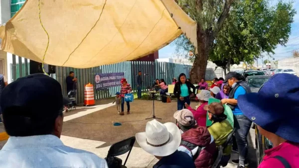 Integrantes de Antorcha Campesina protestan por cobros excesivos y falta de agua en Pachuca