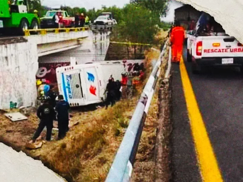 Autobús cae de puente en carretera Tulancingo-Pirámides; hay tres muertos y 18 heridos.