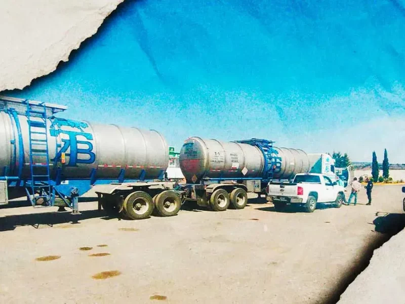 Decomisan 50 mil litros de huachicol sobre la carretera México-Tuxpan.