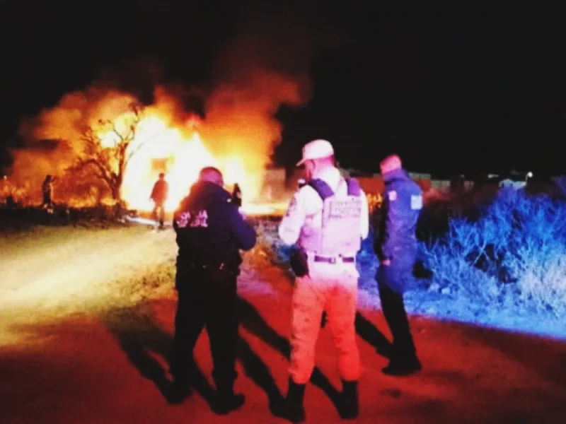 Se incendian dos camionetas con huachicol cerca de toma clandestina en Nopala, Hidalgo