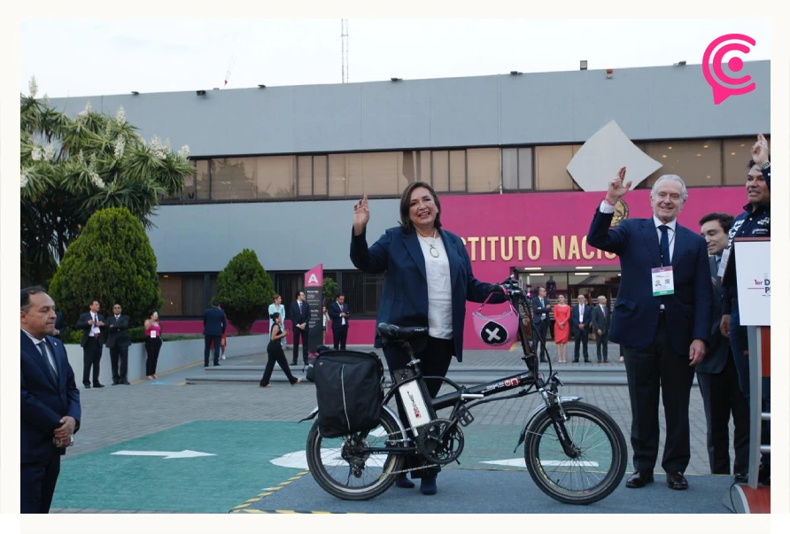 Xóchitl Gálvez llega al primer debate presidencial en México.