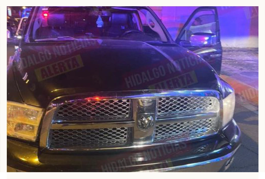 Camioneta donde viajaban dos menores detenidos por portar arma de fuego ilegal en Pachuca.