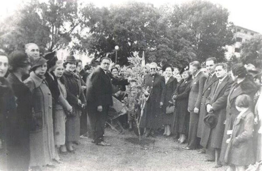 Gabriela Mistral plantando un árbol canelo en Osorno, Chile, en 1938.