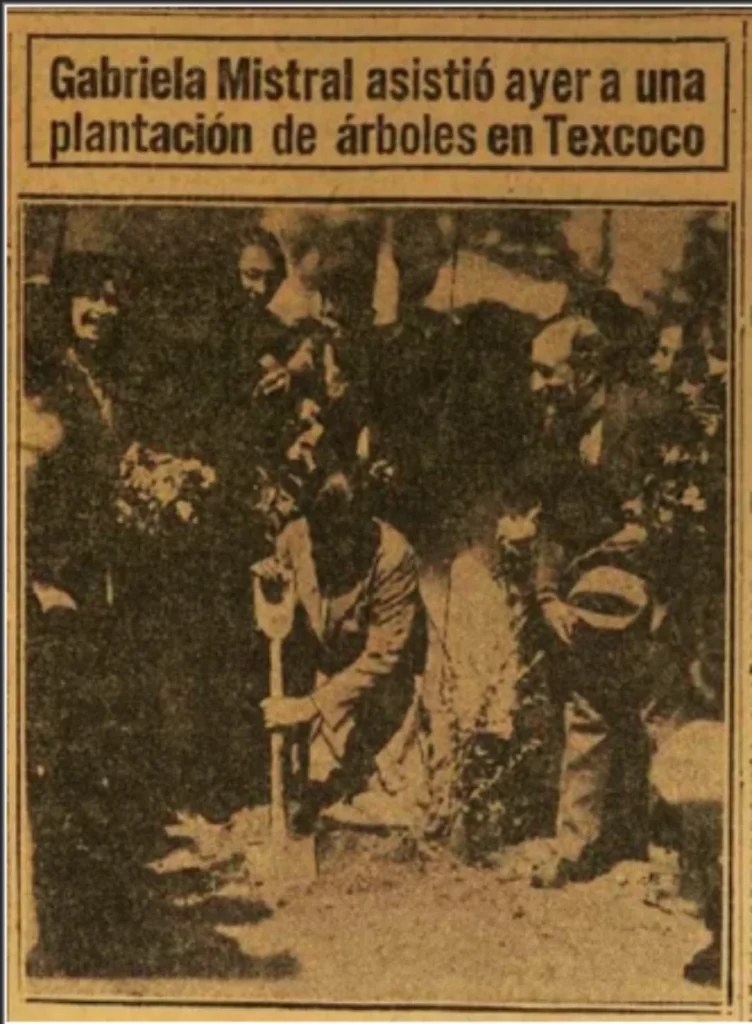 Gabriela Mistral planta árbol en Texcoco.