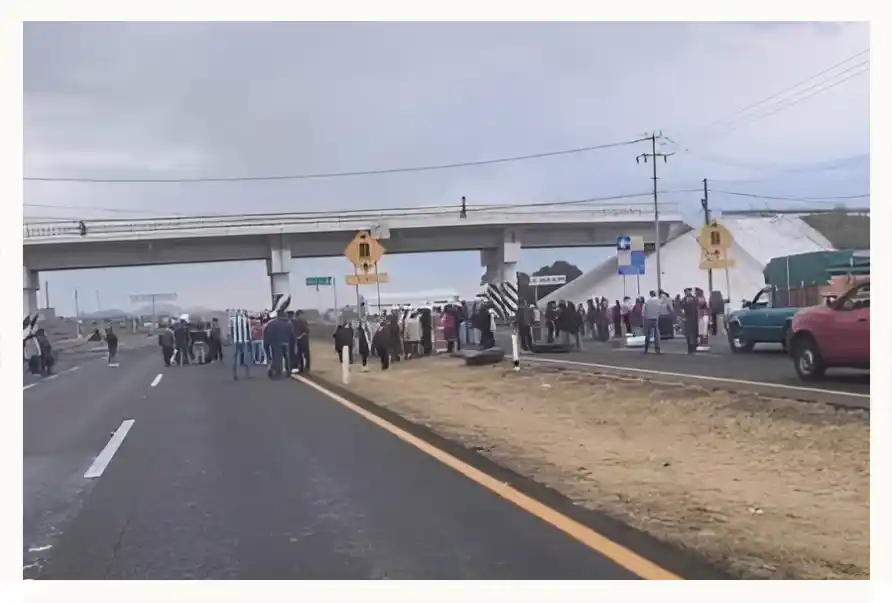 Pobladores bloquean la carretera México-Tuxpan por falta de agua