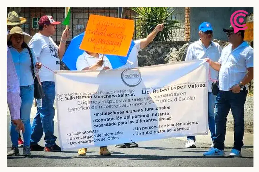 Profesores del COBAEH bloquean carretera Cuautepec-Tulancingo en Hidalgo