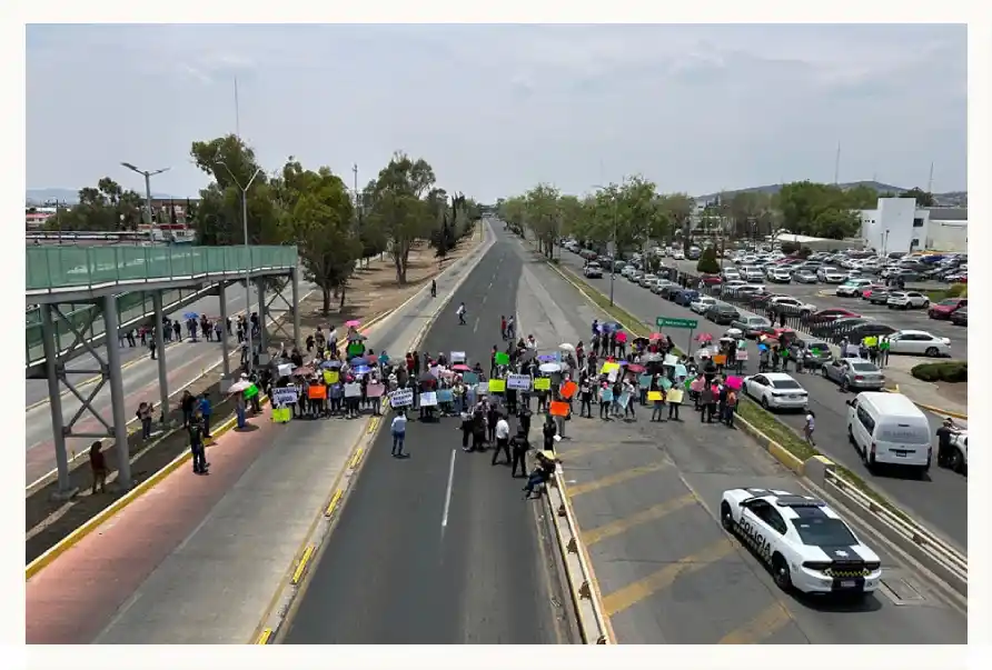 Trabajadores cierran el bulevar Felipe Ángeles en Pachuca; exigen reapertura de empresa