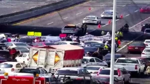 Bloquean autopista México-Pachuca para exigir justicia por asesinato de Roberto