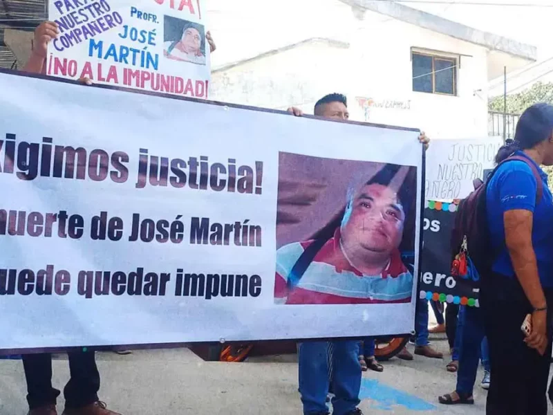 Con protesta, maestros exigen justicia por muerte de compañero en Huejutla