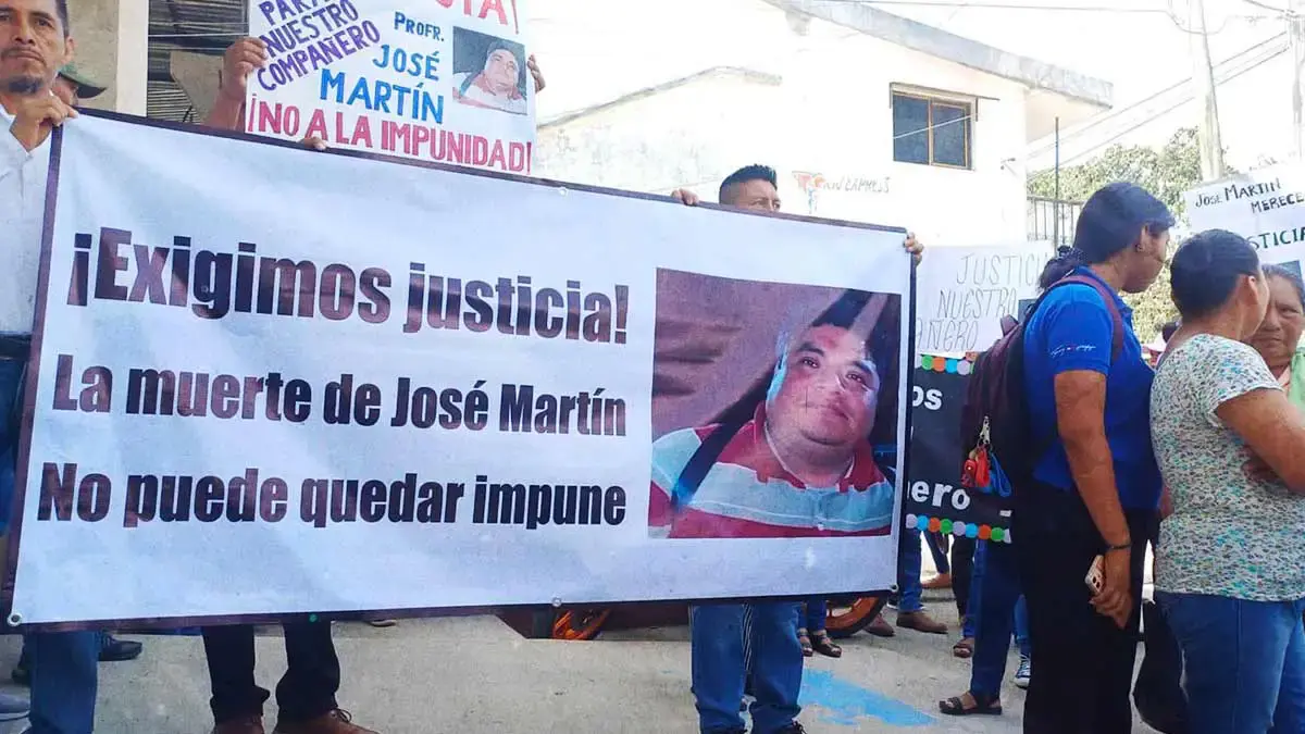 Maestros de Huejutla realizan protesta por muerte de compañero