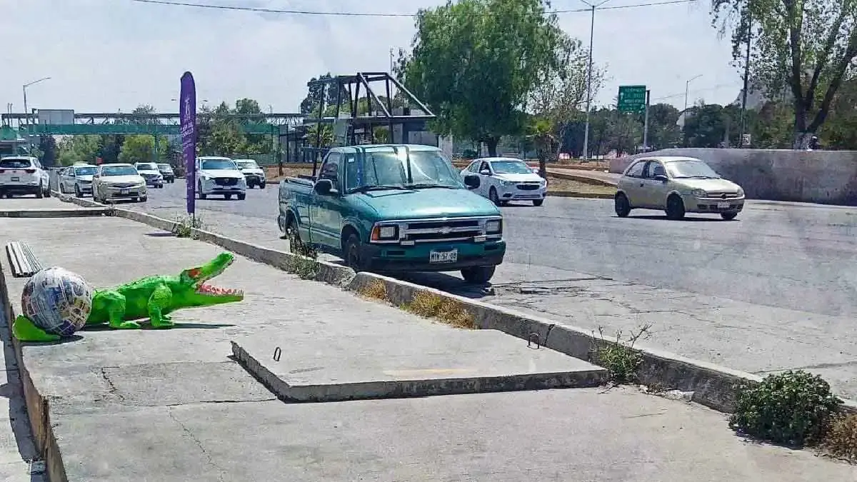 Confunden piñata con cocodrilo en el bulevar Felipe Ángeles, en Pachuca.