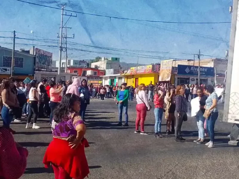 Bloquean carretera México-Tuxpan para exigir más personal en escuela de Santiago Tulantepec