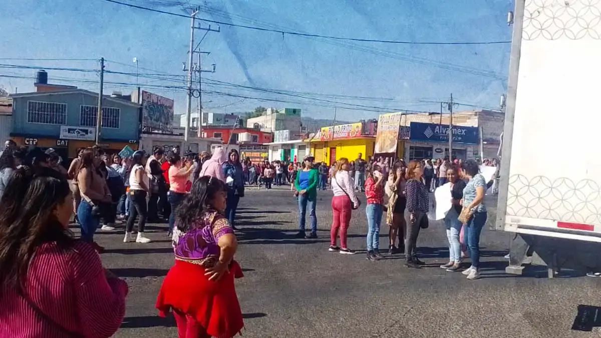 Bloquean carretera México-Tuxpan para exigir más personal en escuela de Santiago Tulantepec