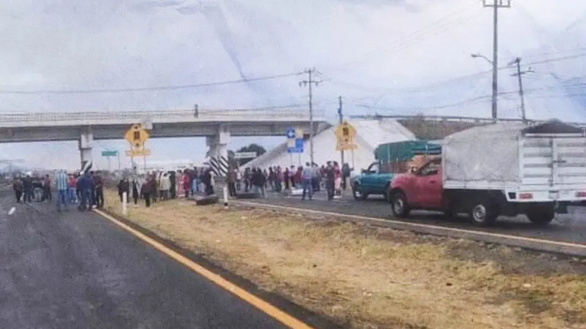Pobladores bloquean la carretera México-Tuxpan por falta de agua