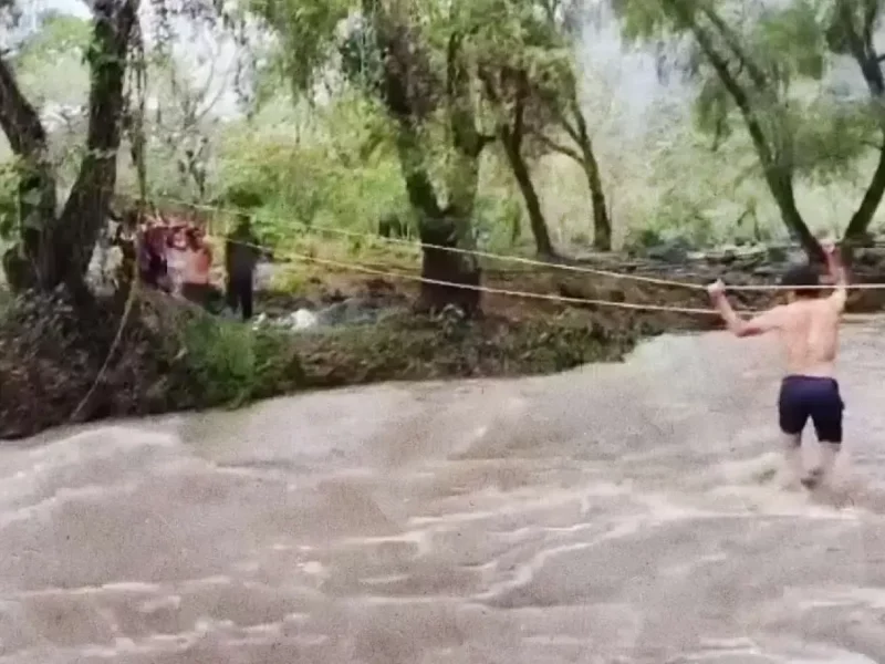 Rescatan a pareja atrapada en río de Huejutla tras aumento de caudal