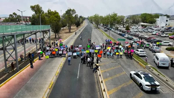 Trabajadores cierran el bulevar Felipe Ángeles en Pachuca; exigen reapertura de empresa