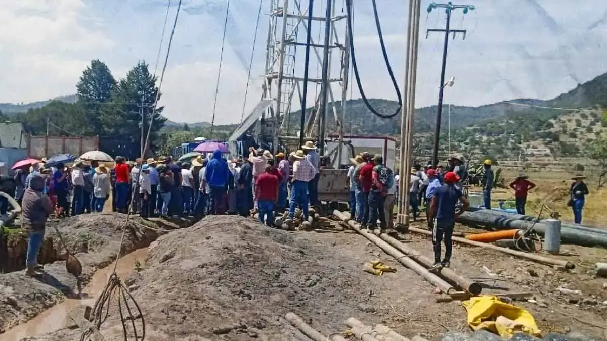 Tras cuatro días, pobladores mantienen el cierre de pozos de agua en Tepeapulco