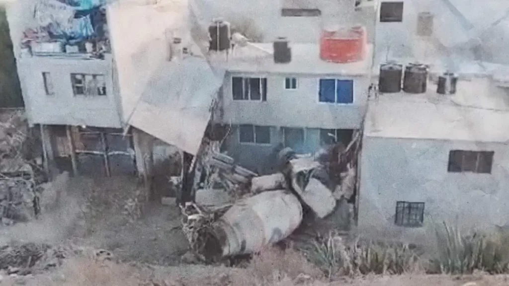 Vuelca revolvedora de cemento y choca contra casa en la carretera Pachuca-Real del Monte