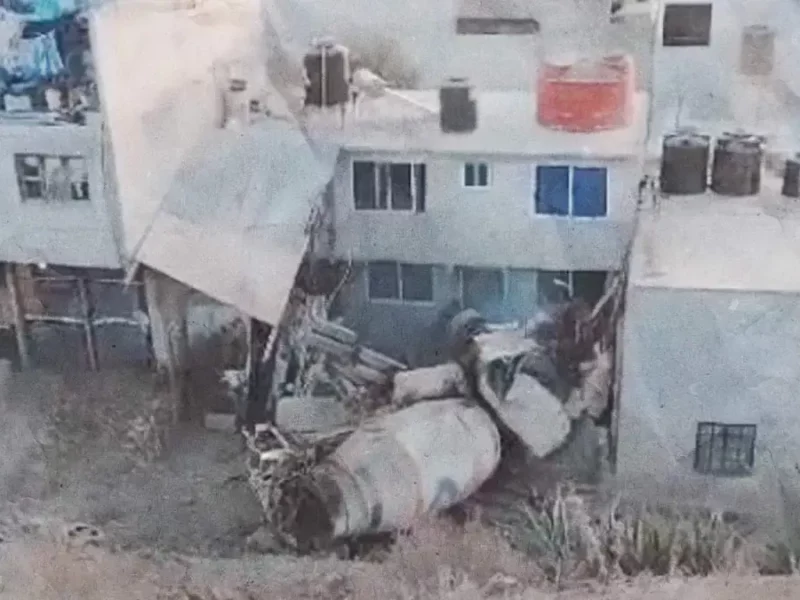 Vuelca revolvedora de cemento y choca contra casa en la carretera Pachuca-Real del Monte