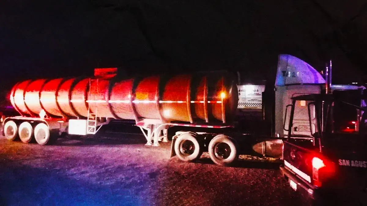 Decomisan tráiler con 25 mil litros de huachicol en San Agustín Tlaxiaca.