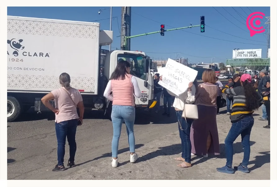 Bloquean carretera México-Tuxpan para exigir más personal en escuela de Santiago Tulantepec