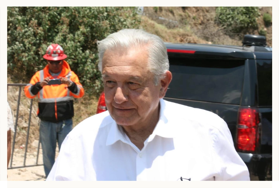 AMLO supervisa la carretera Real del Monte-Huasca para su inauguración.