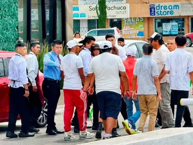 Acusan de fraude a financiera y bloquean sus oficinas en Plaza Perisur de Pachuca