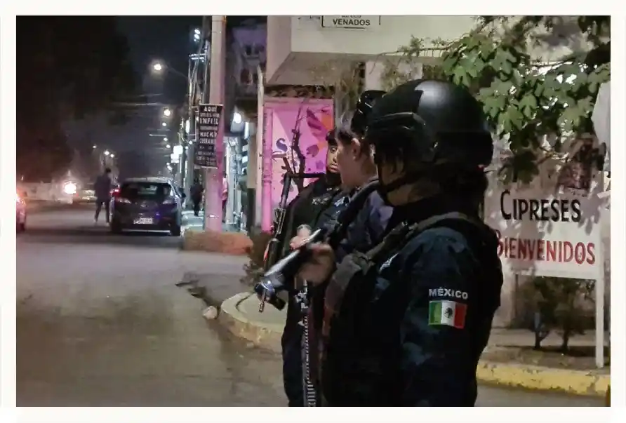 Tras balacera, delincuentes hieren a policía y provocan incendio en Cipreses, Mineral de la Reforma