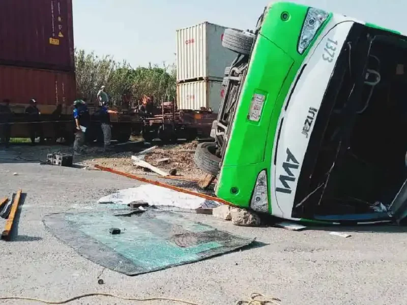 Tren impacta a Autobús que intentó ganarle el paso en Atitalaquia; hay un muerto y cinco heridos