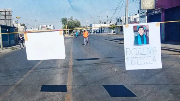 Bloquean bulevar en Pachuca para exigir reparación de semáforo tras accidente