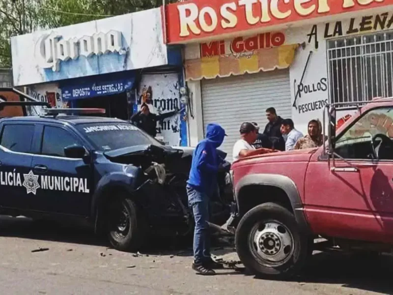 Cuatro policías quedan lesionados tras chocar contra pipa de gas LP en Hidalgo