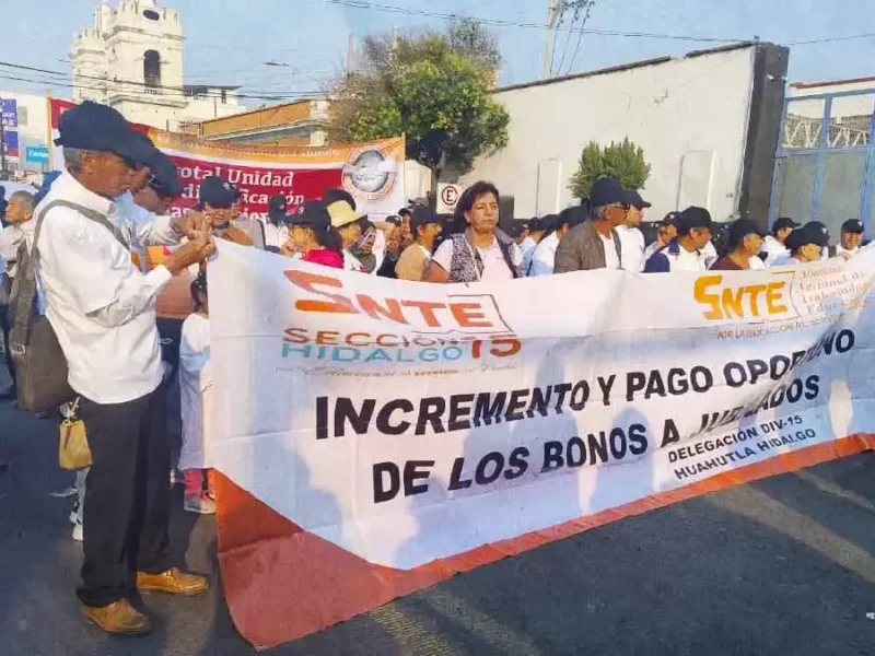 Miles de agremiados al SNTE marchan en Pachuca por el Día del Trabajo 