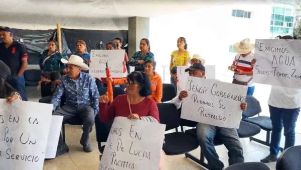Habitantes de Zempoala y Tlanalapa realizan protesta en oficinas de CAASIM Pachuca por falta de agua