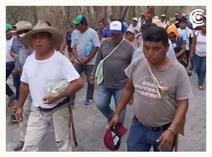 Habitantes protestan para exigir la construcción de una carretera en Huautla.