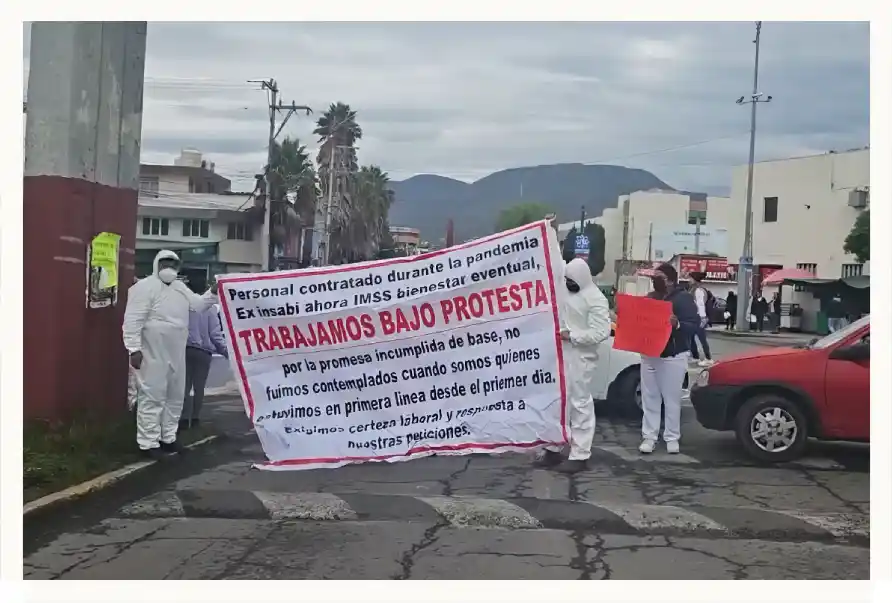 Trabajadores de salud bloquean acceso al Hospital General de Pachuca; exigen basificación